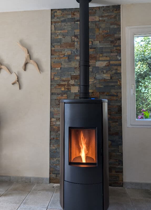 Nobis A8 Steel à Camaret-sur-Aigues (84850) – Poêle à granulés design Steel Bronze, silencieux, autonettoyant et performant. Vente et installation par Flamme Concept dans le Vaucluse.