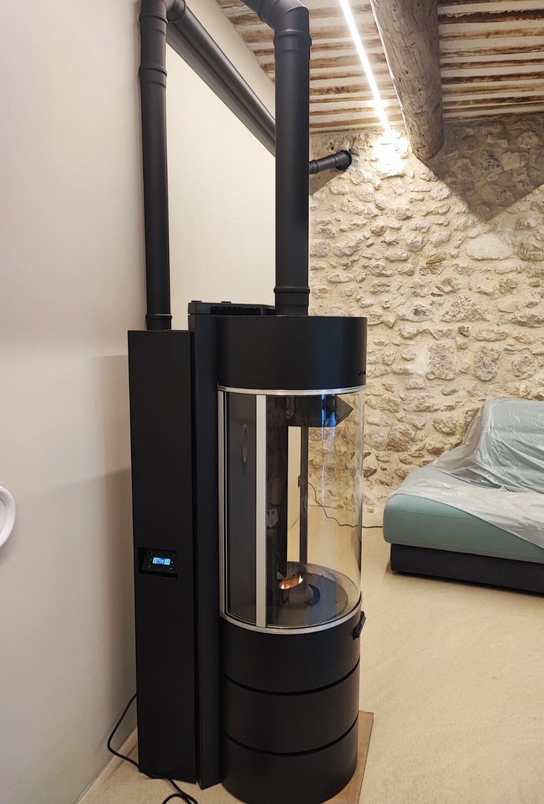 poêle à granulé Thermorossi Bellavista installé à St Paul trois chateaux (26130) par Flamme Concept dans une maison traditionnelle du vaucluse