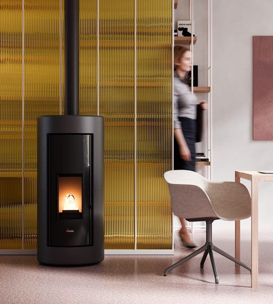 Poêle Cadel avec des lignes arrondies et des matériaux de haute technologie pour un poêle à pellet étanche et design. Lorsque le poêle s’éteint, sa vitre Magic Glass s’obscurcit en le transformant en un véritable objet d’ameublement. La sortie des fumées en partie haute permet d’optimiser l’espace avec une installation contre le mur. Poêle à granulé étanche de 9kw, éligible au aides et prime, disponible dans le Vaucluse, fonctionne au pellet ou granulé, disponible chez Flamme Concept à Sorgues dans le Vaucluse ( 84 ) à Sorgues, près de : Avignon, Entraigues, Carpentras, Monteux , Bedarrides, Montfavet, Bedoin, Gordes,, Pernes les Fontaines, Mazan, Vedène, Chateaurenard, Pujaut, Sauvettere, Chateauneuf du Pape, Courthézon, Joncquières, Orange, Sarrians, Velleron, L'Isle sur la Sorgues, Cabrière d'Avignon, Ménerbes, Robion, Cavaillon, Lagnes