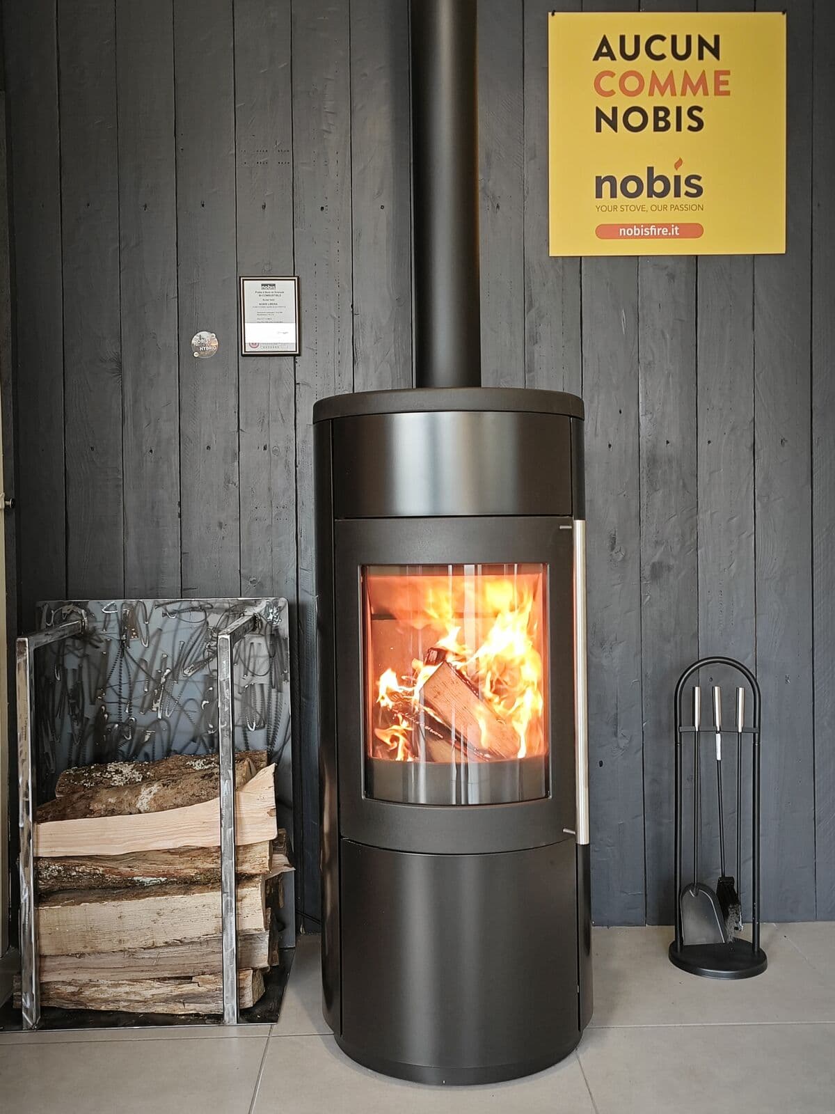 Poêle hybride Nobis Libera (bois et granulés) à Avignon (84000) – Flamme Concept propose ce modèle haut rendement, multi-combustible et design épuré pour un chauffage écologique et flexible.