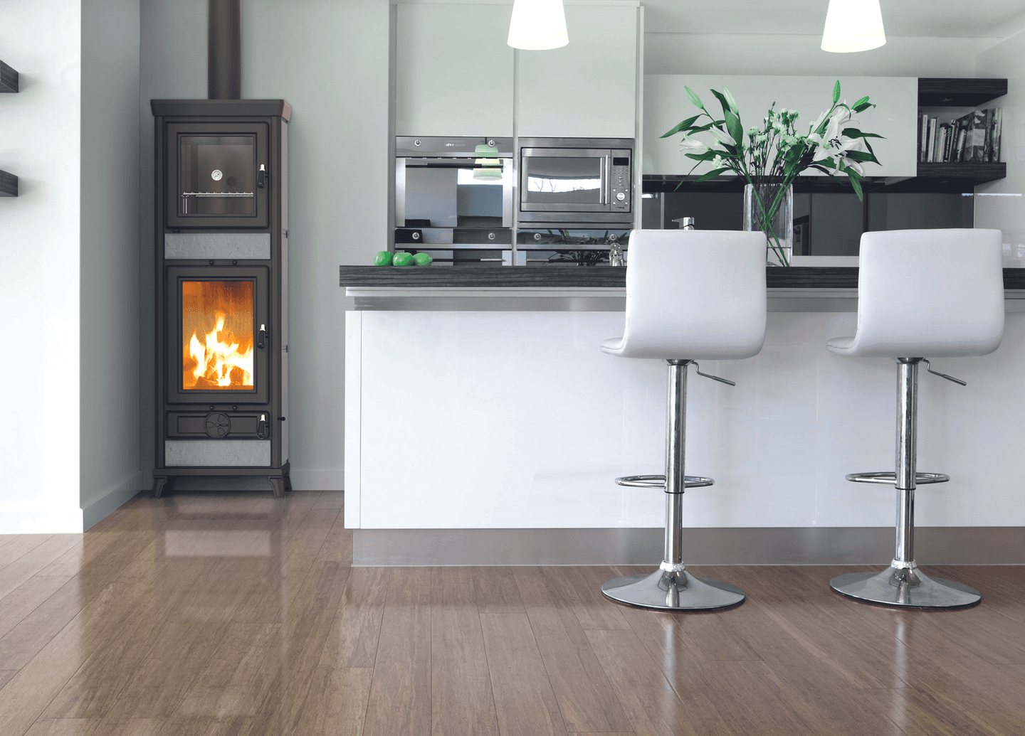 Poêle à bois en fonte avec four Thermorossi Anna 13.8 Kw. Disponible chez Flamme Concept Avignon, à coté de Carpentras, Monteux, Cavaillon, L'Isle sur Sorgues, Pernes les Fontaines, Orange dans le Vaucluse (84).