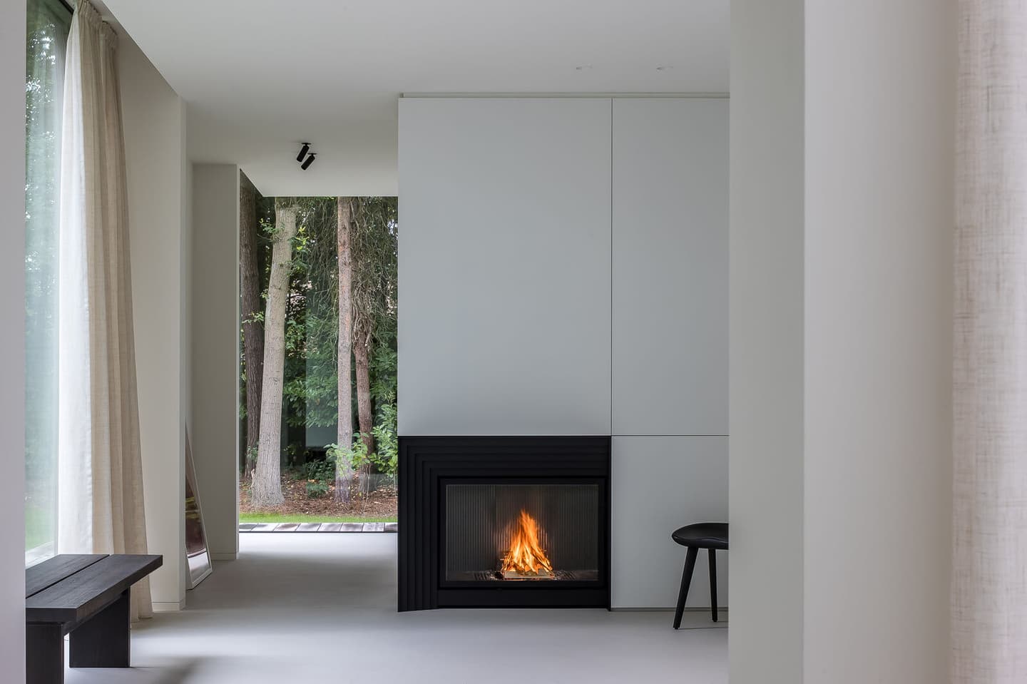 Cheminée design Metalfire Ultime D 800-50 WHE 1S avec habillage sur mesure, disponible pour les décorateur d'intérieur chez Flamme Concept ( Vaucluse, 84)